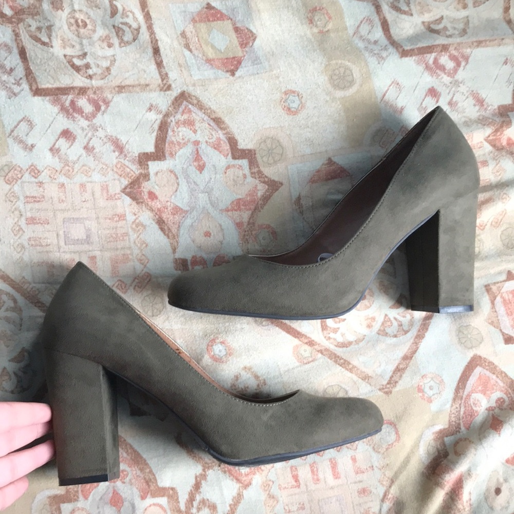 Beautiful army green heels